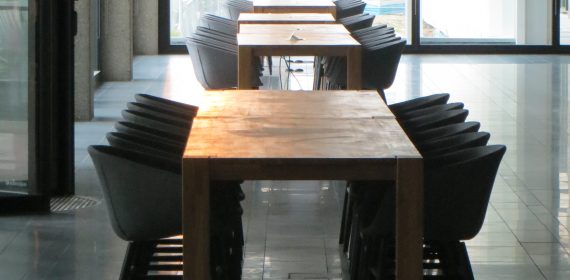 Tafels met stoelen - Softline1979 - DOT Orange design
