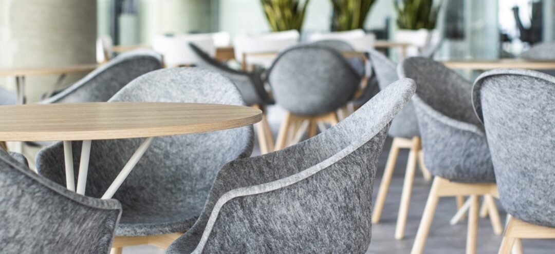 Tafels met grijze stoelen - NOTI - DOT Orange design