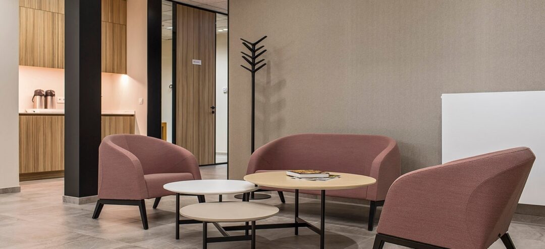 Diverse meubels in kantine ruimte - NOTI - DOT Orange design