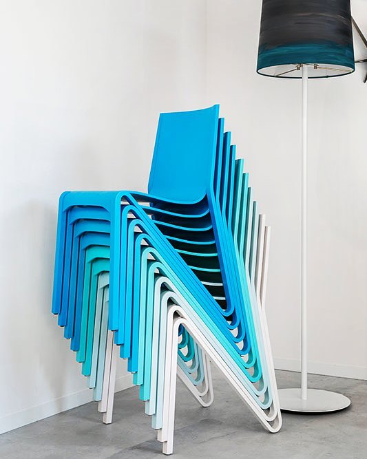 Gestapelde stoelen - PlyCollection - DOT Orange design